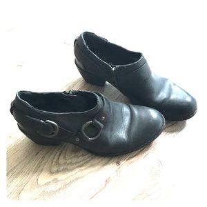Born brand ankle booties in black leather size 6